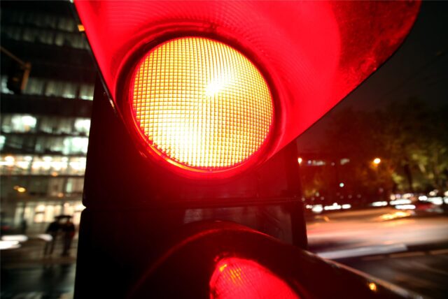 Eine Ampel zeigt das rote Signal an.