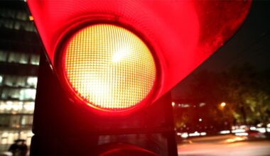 Verkehrsunfall wegen roter Ampel - Fußgängerin flüchtet