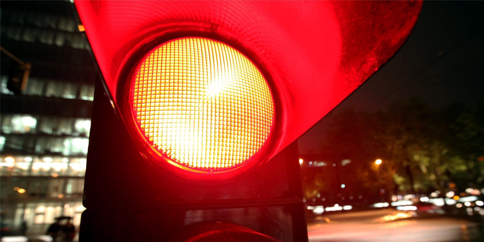 Verkehrsunfall wegen roter Ampel - Fußgängerin flüchtet