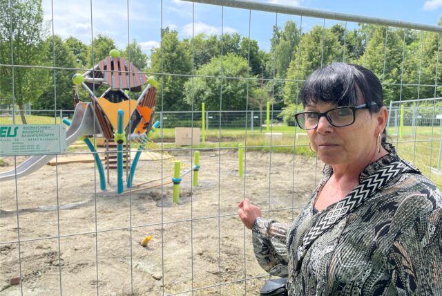 Petra Seck, Mama aus Lütgendortmund, steht am Bauzaun für den neuen Spielplatz im Park der Generationen.
