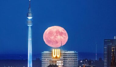 Michael Trösken fotografiert den Erdbeermond über Dortmund