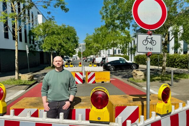 Mann vor einer Straßensperre am Phoenix-See.