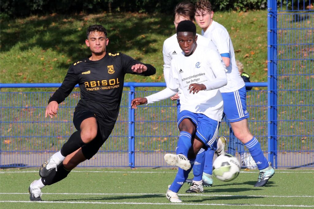 Denis Donkor schießt den Ball. 