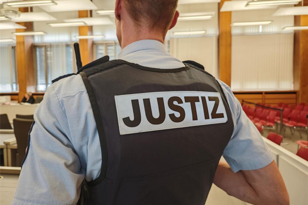 Während des Prozesses wurde der Angeklagte von Wachtmeistern bewacht.