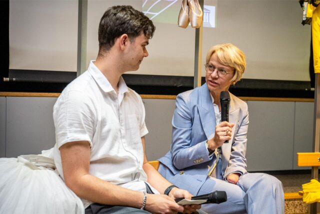 Dorothee Feller, Landes-Ministerin für Schule und Bildung, im Gespräch mit Schüler Robin Stahl.