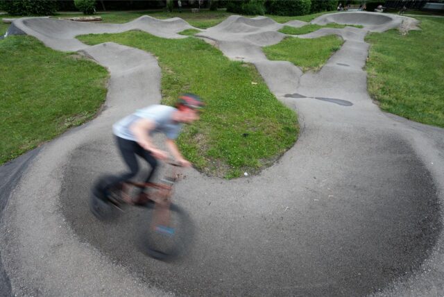 So ungefähr könnte der Pumptrack aussehen, der in Ascheberg entstehen soll. Jugendliche können über die Gestaltung mitentscheiden.