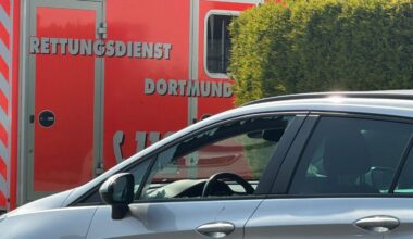 Vater schlägt Scheibe mit Hammer ein