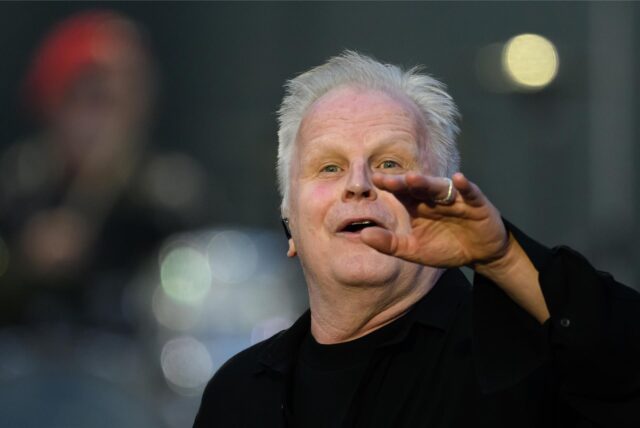 Sänger Herbert Grönemeyer steht beim Auftakt der Tournee 40 Jahre „4630 Bochum“ live 2024 im Rudolf-Harbig-Stadion auf der Bühne.