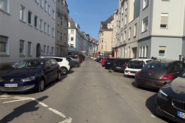 Viele falsch geparkte Autos blockieren die Schillingstraße im Dortmunder Kreuzviertel.