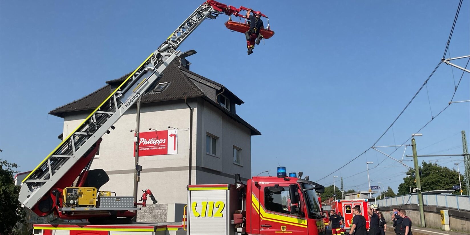 Feuerwehreinsatz am Wickeder Hellweg: Mann von Dach gerettet