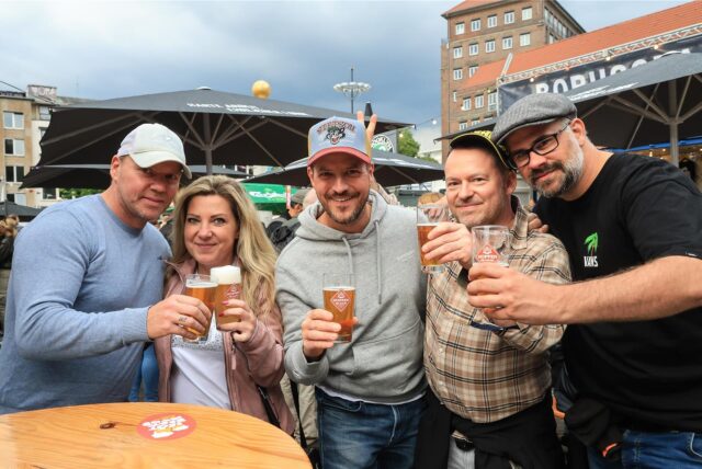 Mehrere Menschen stehen beim Festival der Dortmunder Bierkultur 2024 auf dem Friedensplatz.