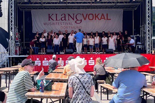 Sonnenschutz unter dem Regenschirm beim Chorfestival „Klangvokal“: Das war eines von mehreren Mitteln der Dortmunderinnen und Dortmunder gegen Hitze.