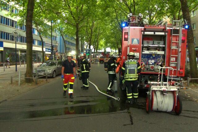 Feuerwehrleute in der Dortmunder Innenstadt.