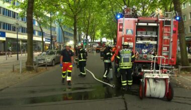 Feuerwehr löscht Brand in Parkhaus in Dortmund