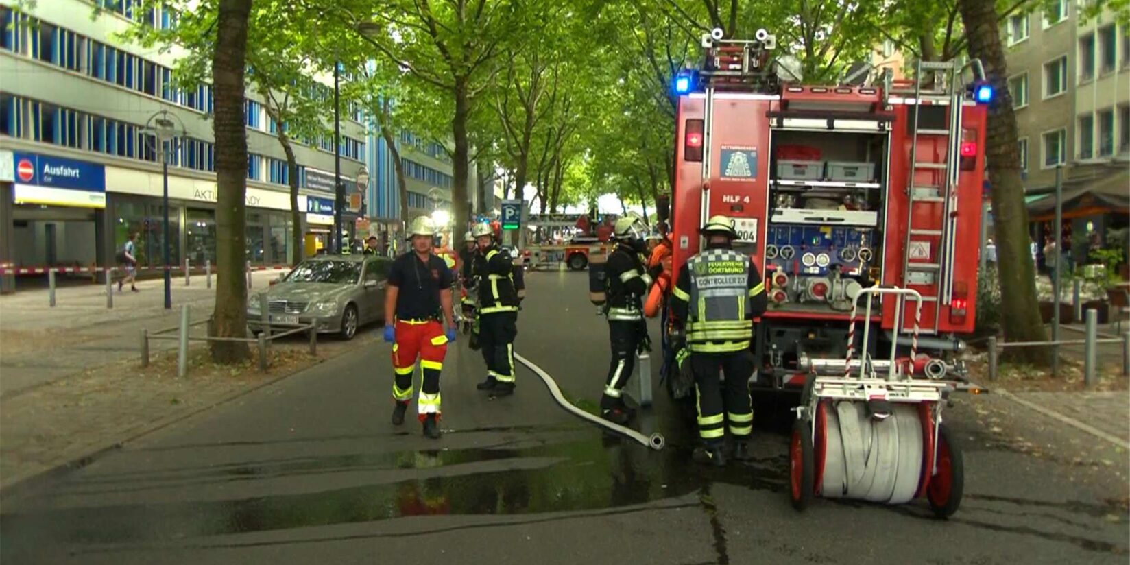 Feuerwehr löscht Brand in Parkhaus in Dortmund