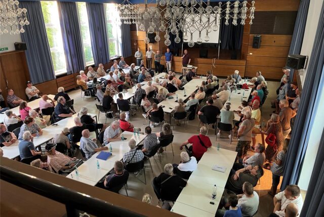 Rund 150 Besucher kamen am Freitagabend (13.6.) in den Städtischen Saalbau, um sich über die künftige Wärmeversorgung in der MSA-Siedlung zu informieren.