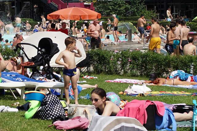 Dichtes Treiben in der Schönen Flöte: Am ersten Sommerwochenende füllte sich das Becken rasch.