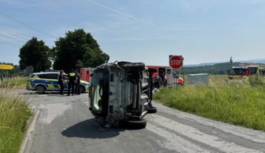 Heftiger Unfall mit Verletzten: Hauptverkehrsstraße zeitweise voll gesperrt