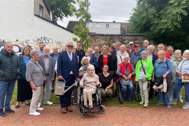 Am Bockumweg trafen sich Politiker und Familienmitglieder, um den früheren Bürgermeister Willi Spaenhoff zu dessen 100. Geburtstag zu ehren.