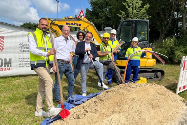 Westconnect bringt Glasfasernetze zu weiteren Haushalten und Betrieben. Auf dem Foto (v. l.): Devran Tün (Geschäftsführer der AY-KOM), Andree Schulz (Gigabitkoordinator der Wirtschaftsförderung Dortmund), Werner Gollnick (Bezirksbürgermeister des Stadtbezirks Scharnhorst), Öznur Ilter (Projektleitung der AY-KOM), Nurullah Aslan (Bauleiter der AY-KOM), Carsten Herrmanns (FTTx-Projektmanagement der Westnetz GmbH), Janina Schulzki (Managerin für Regionale Kooperationen der Westconnect GmbH).