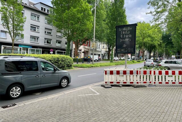 LED-Anzeigen am Straßenrand weisen an der Märkischen Straße auf die bevorstehende Sperrung wegen Bauarbeiten hin.