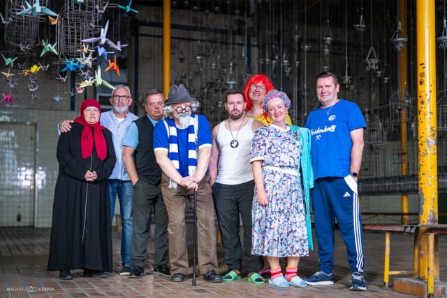 Die Mitglieder der Hertener Comedy-Truppe Die Palleks stehen in ihren Kostümen in der Schwarzkaue der Zeche Westerholt.