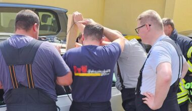 Feuerwehr befreit Kleinkind aus Auto in Holzwickede