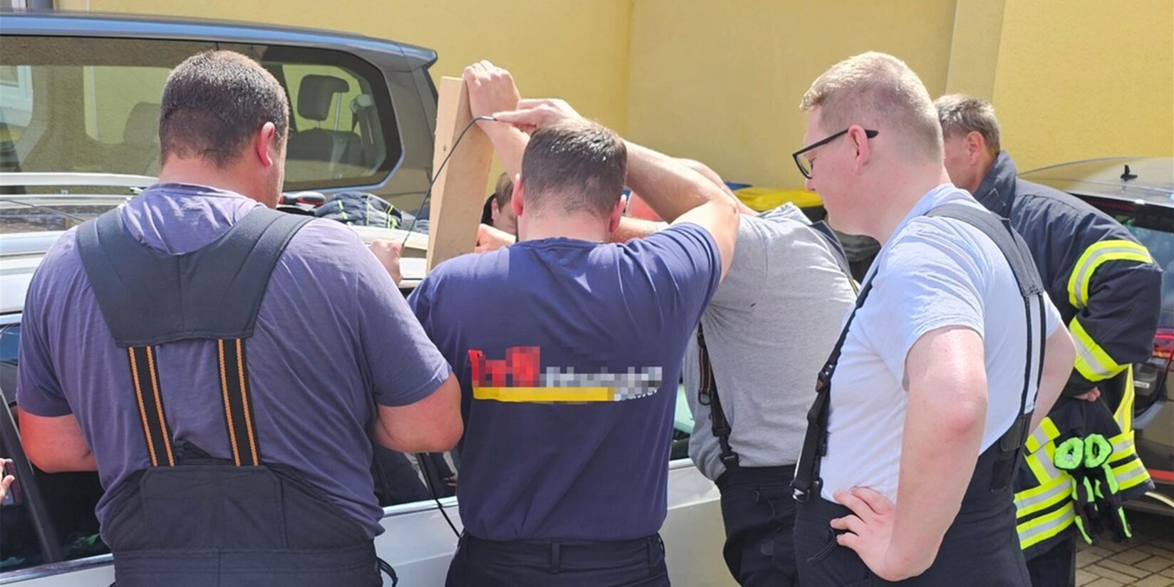 Feuerwehr befreit Kleinkind aus Auto in Holzwickede