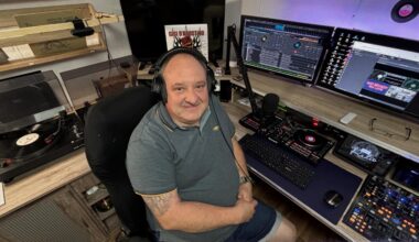 Mario Schulte moderiert seine Radiosendung aus dem Keller in Erle