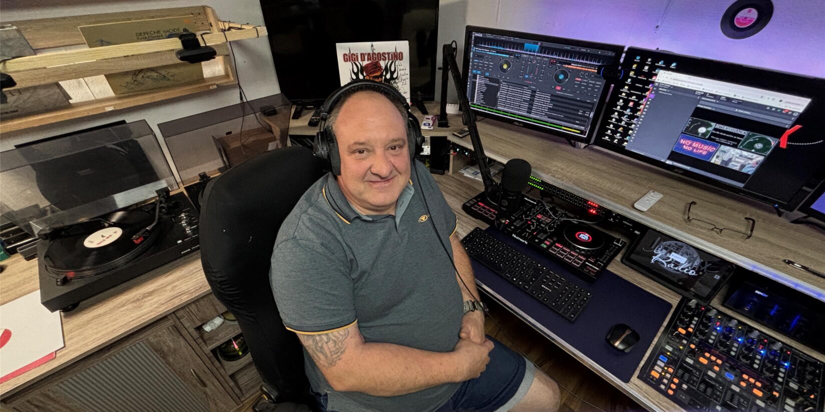 Mario Schulte moderiert seine Radiosendung aus dem Keller in Erle
