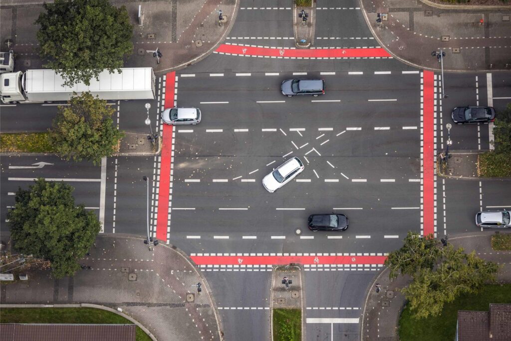 Auf dem Luftbild sind rote Markierungen für Radwege an einer großen Dortmunder Kreuzung zu sehen. 