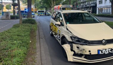 Taxi rammt zwei Autos und Baum