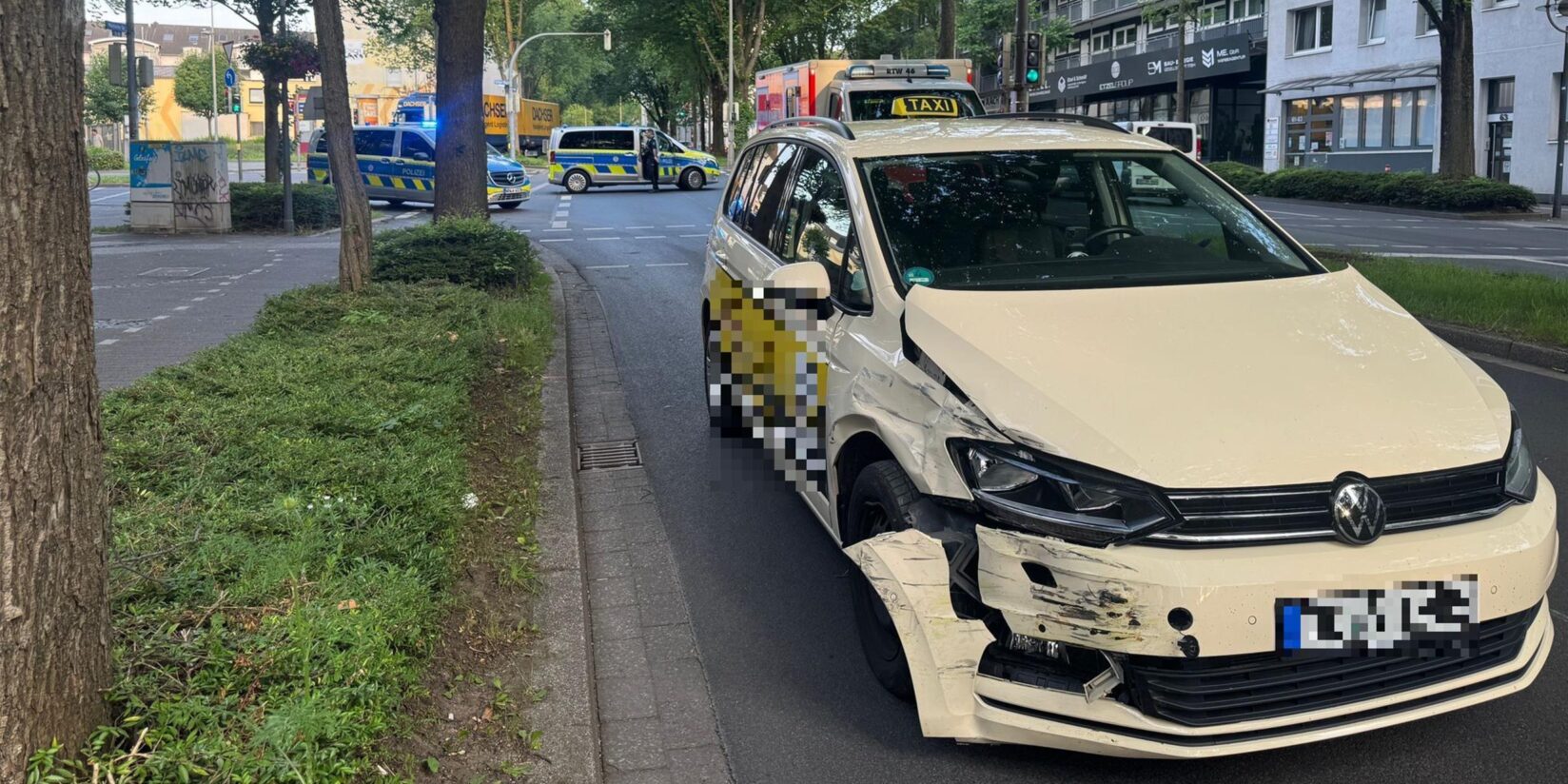 Taxi rammt zwei Autos und Baum