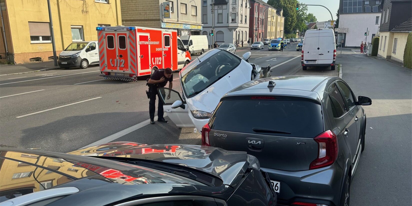 Provinzialstraße nach Unfall mit mehreren Verletzen gesperrt