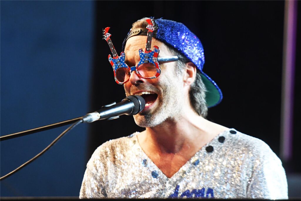 Bastian Korn, hier als Elton John, während eines Auftritts beim Westerholter Sommerfest im Jahr 2023.