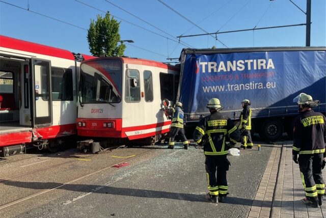 Ein Lkw und eine Stadtbahn kollidieren. (Archivbild)