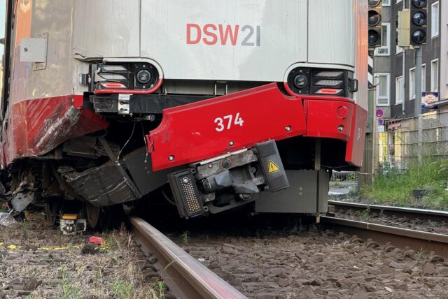 Eine ramponierte Stadtbahn nach einem Zusammenstoß mit einem Pkw. (Archivbild)
