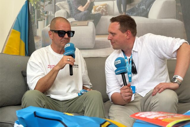 Fabian Hollenhorst im Interview mit DJ Moguai bei Ckü 2024. Der DJ aus Recklinghausen, bürgerlicher Name André Tegeler, wird auch 2025 am Eröffnungsabend auf unserer Couch sitzen.