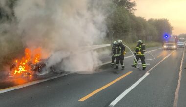 Auto brennt auf A45 in Dortmund aus: Feuerwehr kritisiert fehlende Rettungsgasse