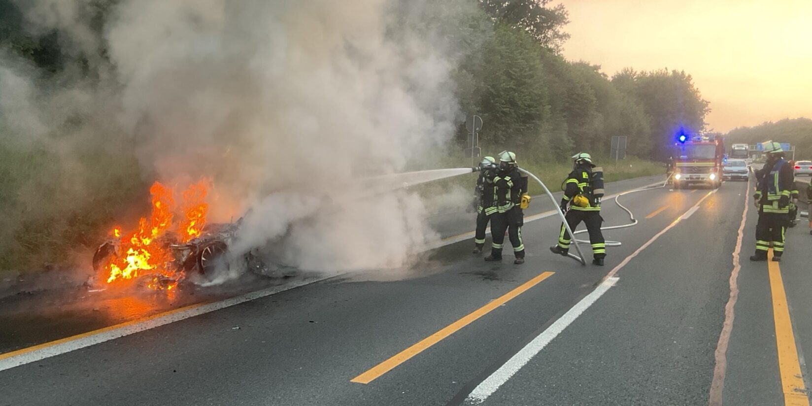 Auto brennt auf A45 in Dortmund aus: Feuerwehr kritisiert fehlende Rettungsgasse
