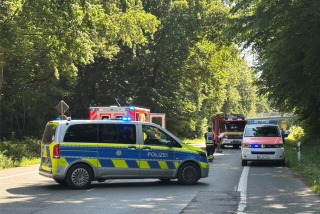 Polizei und Rettungskräfte stehen nach einem Unfall auf einer Straße in Dortmund.