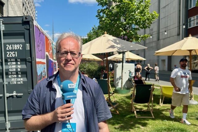 Reporter Oliver Volmerich auf der Kampstraße.