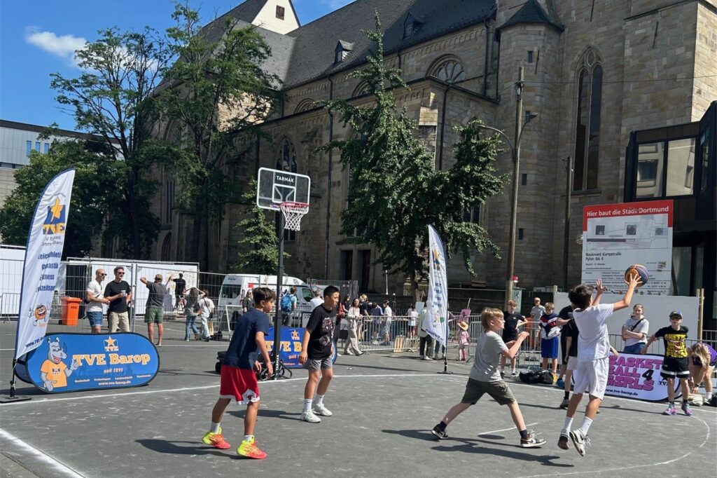 Vor der Reinoldikirche wird Basketball gespielt.