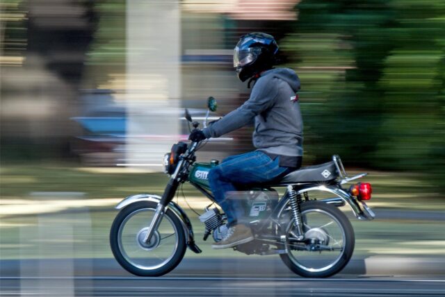 Ein 15-Jähriger ist in Bottrop mit seinem Mofa verunglückt. (Symbolbild)