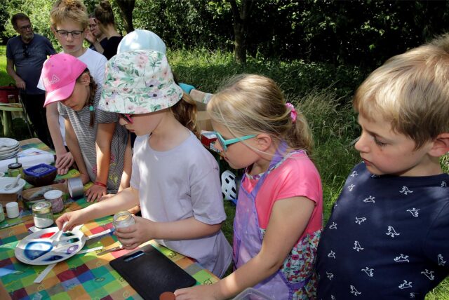 Die Kinder der Sythener „Mühlenbande“ haben Pflanzenfarben selbst hergestellt und damit experimentiert.
