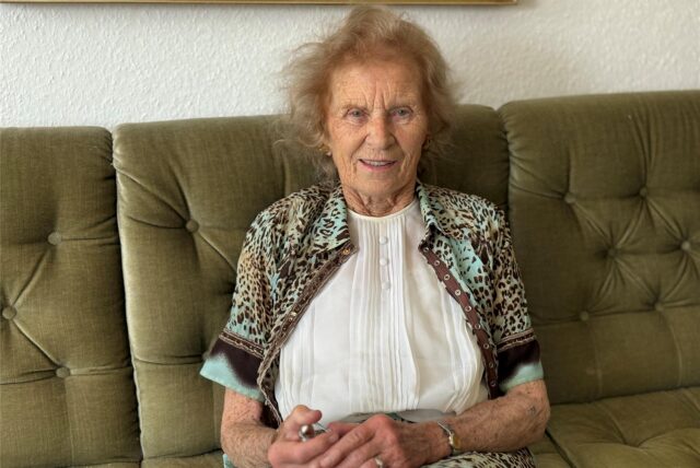 Ursula Scholz sitzt auf ihrem Sofa in ihrer Wohnung in Castrop-Rauxel und empfängt ihre Gäste.