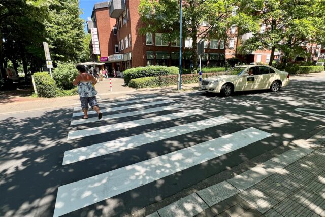 Eine Frau quert einen Zebrastreifen auf der Holzwickeder Kirchstraße.