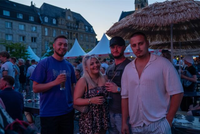 Castrop kocht über 2025 an Tag 2: DJ Rizzy und Dimmi Saxx, Nina Hahn und F.O.C., viel Essen und Genuss und zufriedene Gesichter auf dem Castroper Markt.