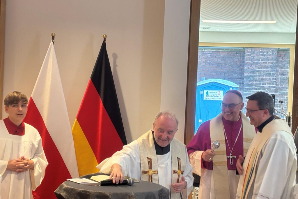 Weihbischof Rolf Lohmann segnete das neue Pfarrheim St. Marien an der Sedanstraße in Recklinghausen.