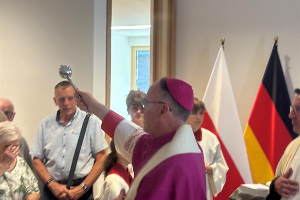 Weihbischof Rolf Lohmann segnete das neue Pfarrheim St. Marien an der Sedanstraße in Recklinghausen.